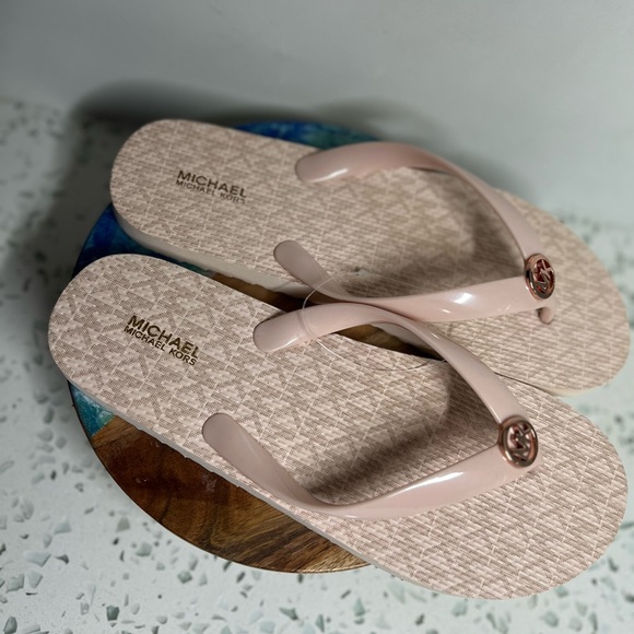 New Micheal Kors Pink Flip Flop with MK charm Womens size 9 - Picture 3 of 9